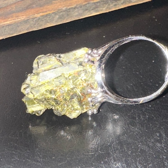 Prehnite Crystal on Sterling Silver - Statement Ring - Picture 2 of 5